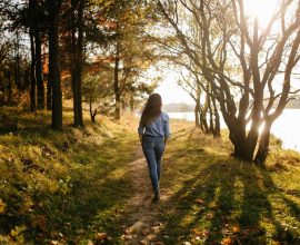 Vrouw wandelt door het bos