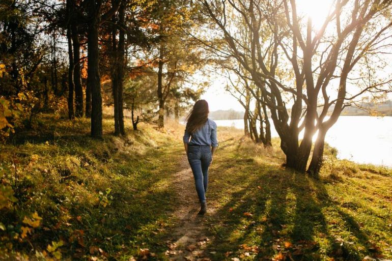 Vrouw wandelt door het bos